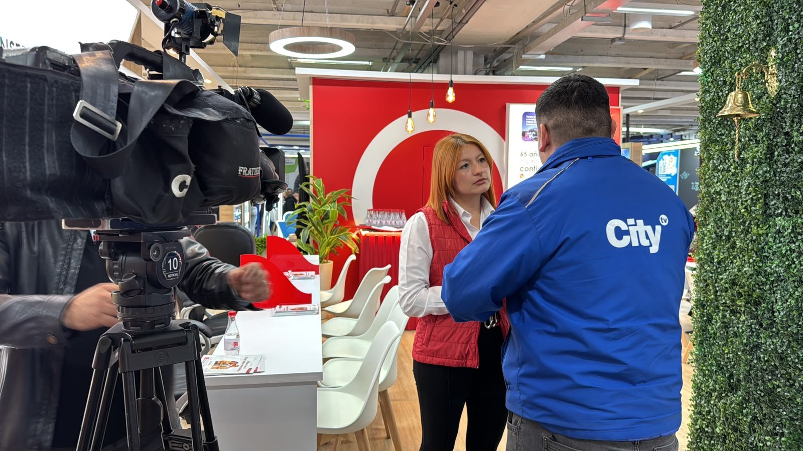 Entrevista de prensa con City TV en el stand de Construcciones Planificadas en el Gran Salón Inmobiliario 2026