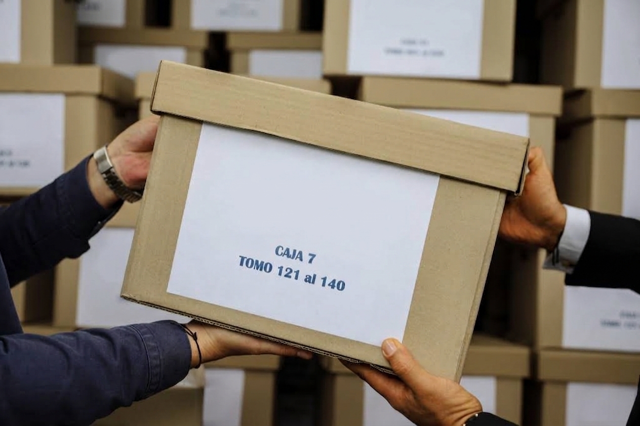 Entrega de material institucional archivado en cajas para Gráficos Muñoz S.A.S.