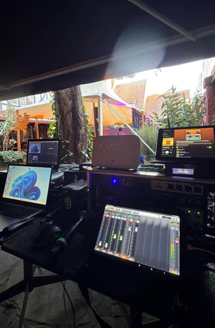 Central de control audiovisual coordinando la producción de una activación de marca