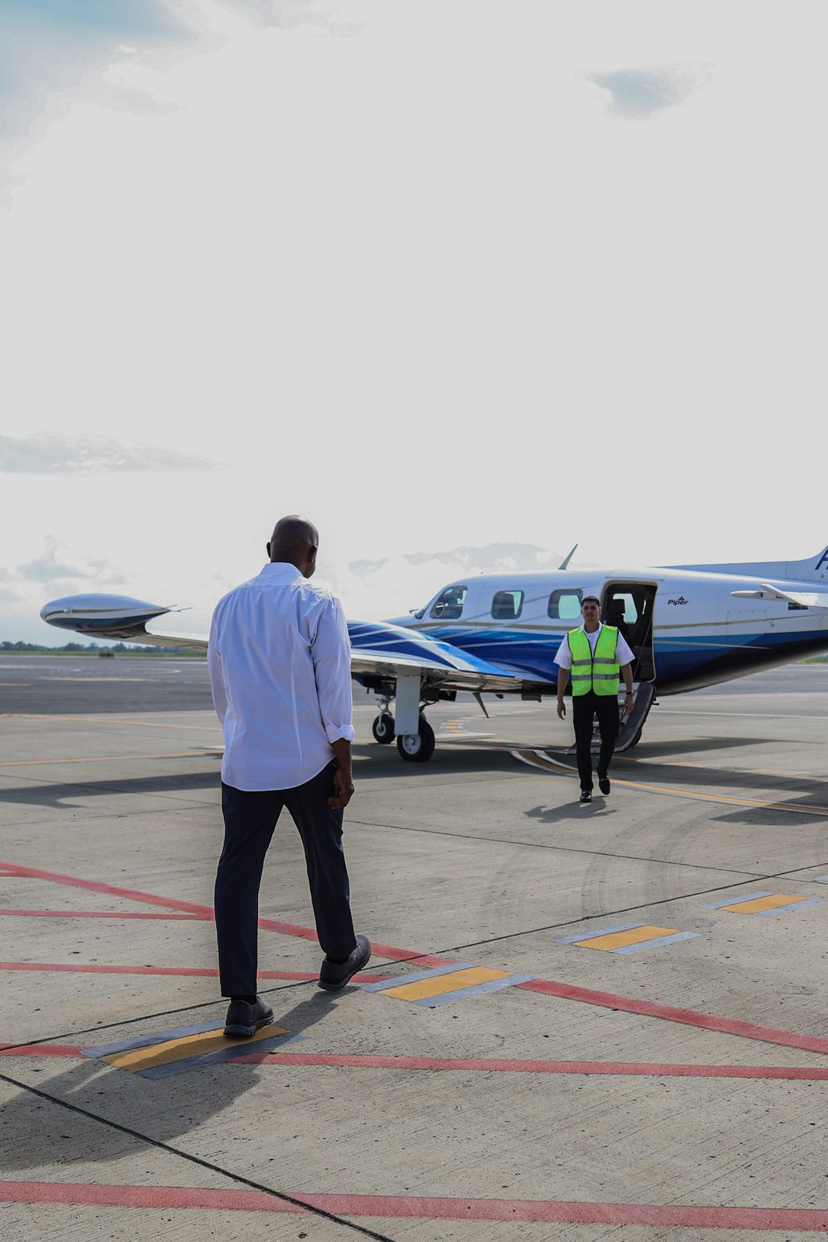Traslado en avioneta privada durante una gira de operación territorial