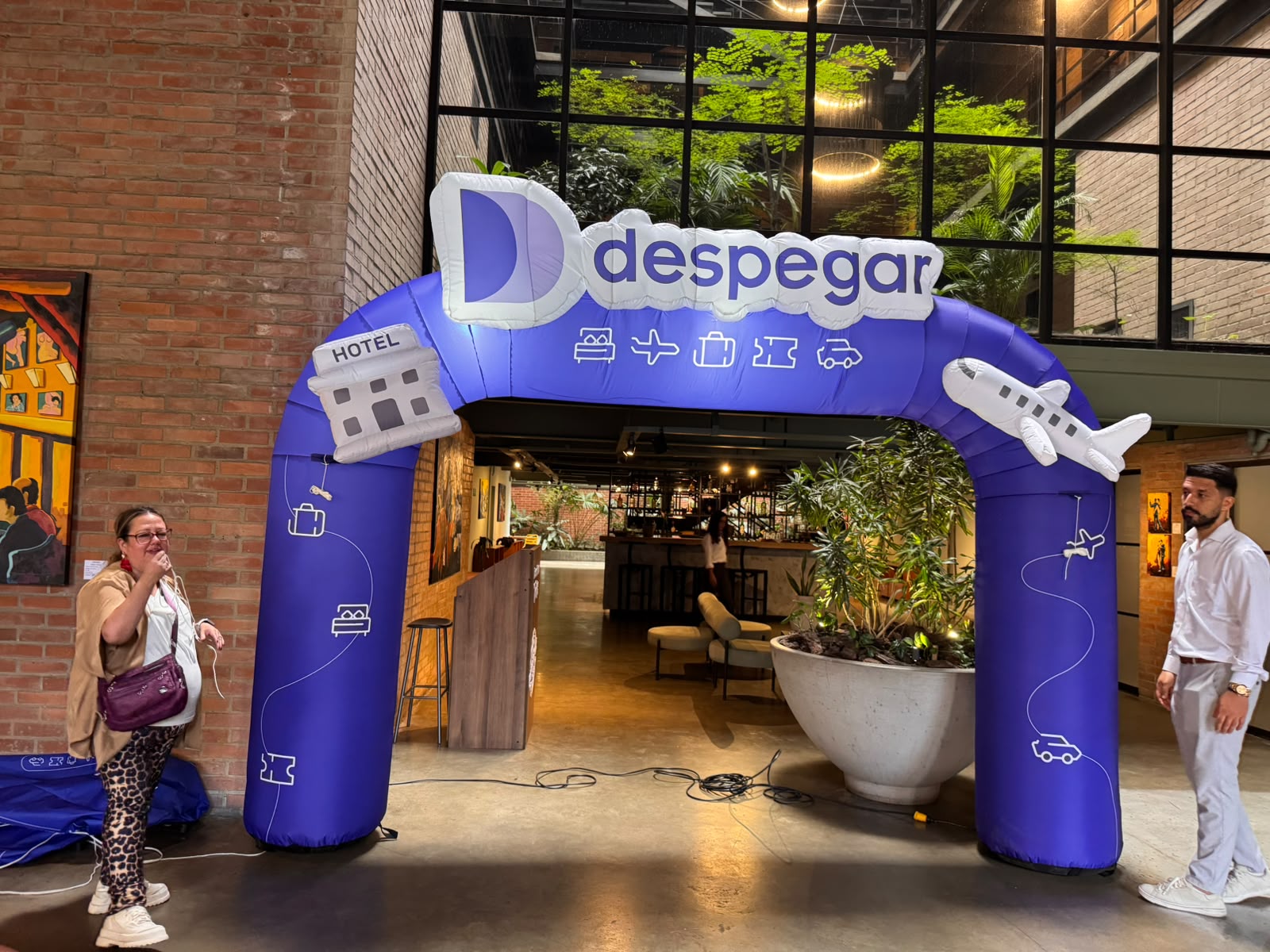 Arco inflable promocional de Despegar en el lobby del evento